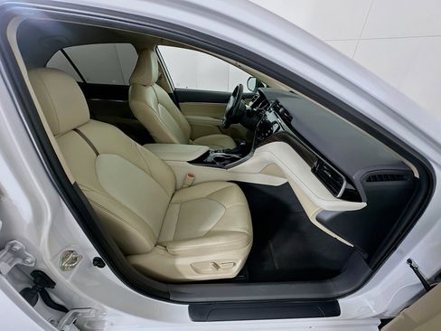 Used 2020 Toyota Camry XLE w/ Carpet Mat Package FWD image 30
