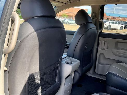 Used 2017 Kia Sedona LX w/ LX Essentials Premium Package FWD image 11