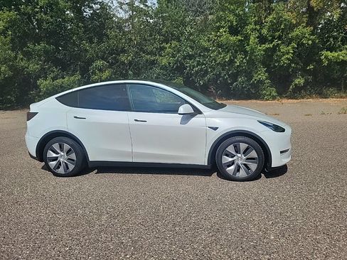 Used 2022 Tesla Model Y Long Range AWD/4WD image 9