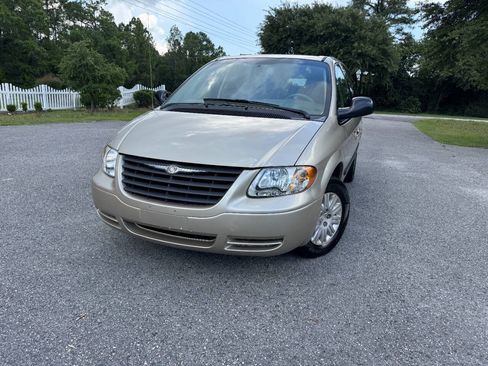 Used 2005 Chrysler Town & Country FWD image 26