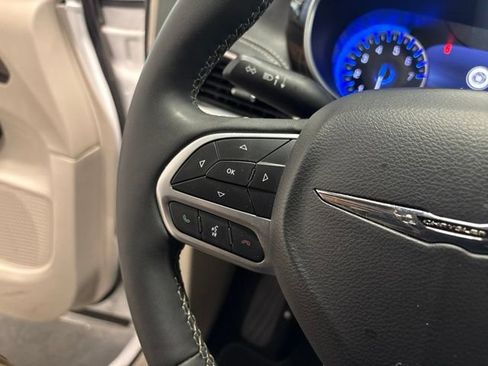 Used 2024 Chrysler Pacifica Limited FWD image 16