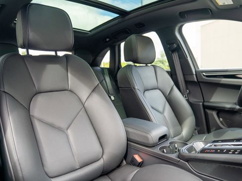 Certified 2025 Porsche Macan image 23