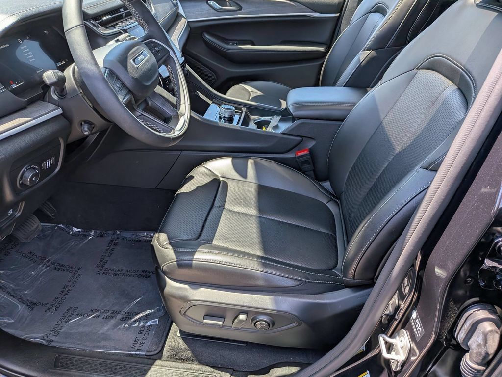 Certified 2024 Jeep Grand Cherokee Limited w/ Luxury Tech Group II AWD/4WD image 12