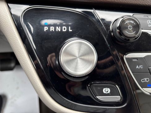 Used 2019 Chrysler Pacifica Touring-L FWD image 36