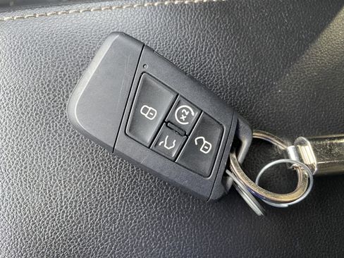 Used 2022 Volkswagen Tiguan SE image 34