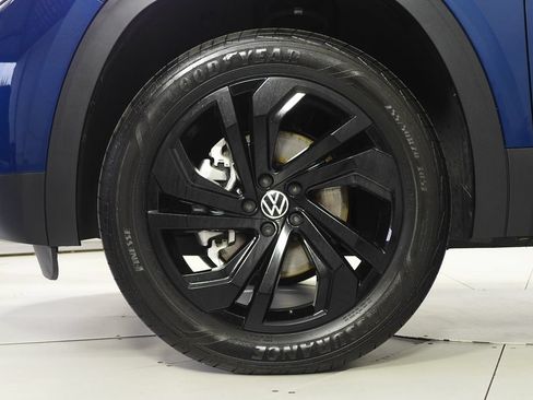 Certified 2023 Volkswagen Atlas SE w/ Black Wheel Package FWD image 5