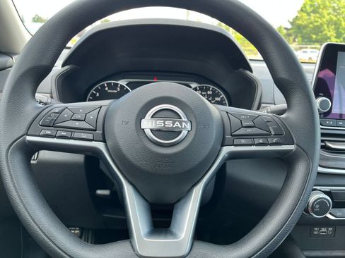 Used 2025 Nissan Altima 2.5 SV FWD image 29