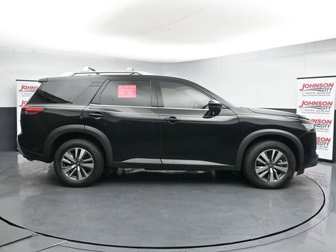 Used 2023 Nissan Pathfinder SL AWD/4WD image 9