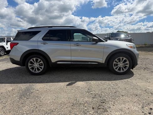 Used 2020 Ford Explorer XLT w/ Equipment Group 202A AWD/4WD image 6