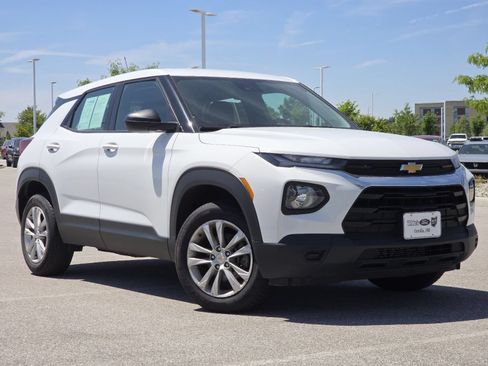 Used 2023 Chevrolet TrailBlazer LS AWD/4WD image 2