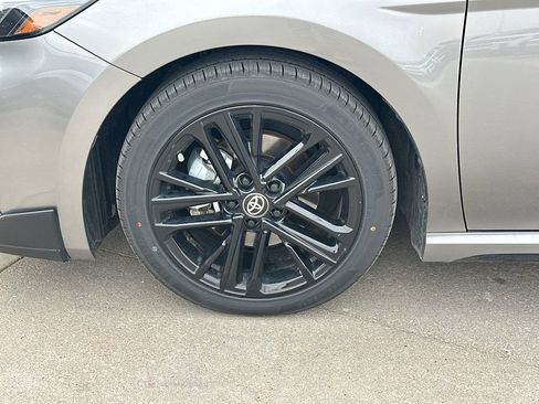 Used 2025 Toyota Camry SE image 3