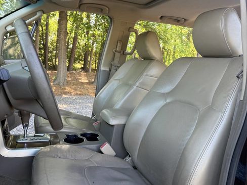 Used 2011 Nissan Pathfinder LE w/ Navigation Pkg image 11