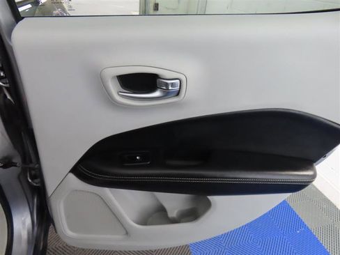 Used 2019 Jeep Compass Latitude image 27