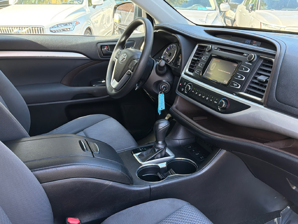 Used 2019 Toyota Highlander LE AWD/4WD image 11