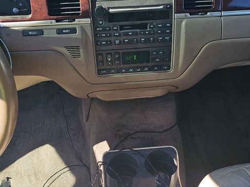 Used 2004 Lincoln Town Car Signature RWD image 10