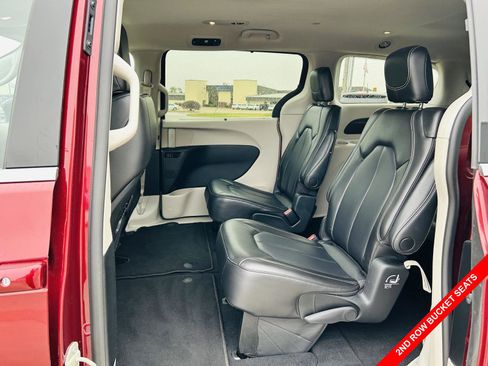 Used 2023 Chrysler Pacifica Touring-L image 26
