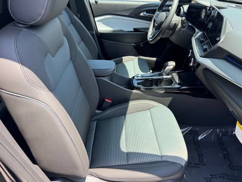 New 2026 Chevrolet Trax LT w/ Midnight Edition FWD image 8