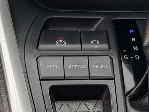 Used 2019 Toyota RAV4 XLE w/ Convenience Package FWD image 16