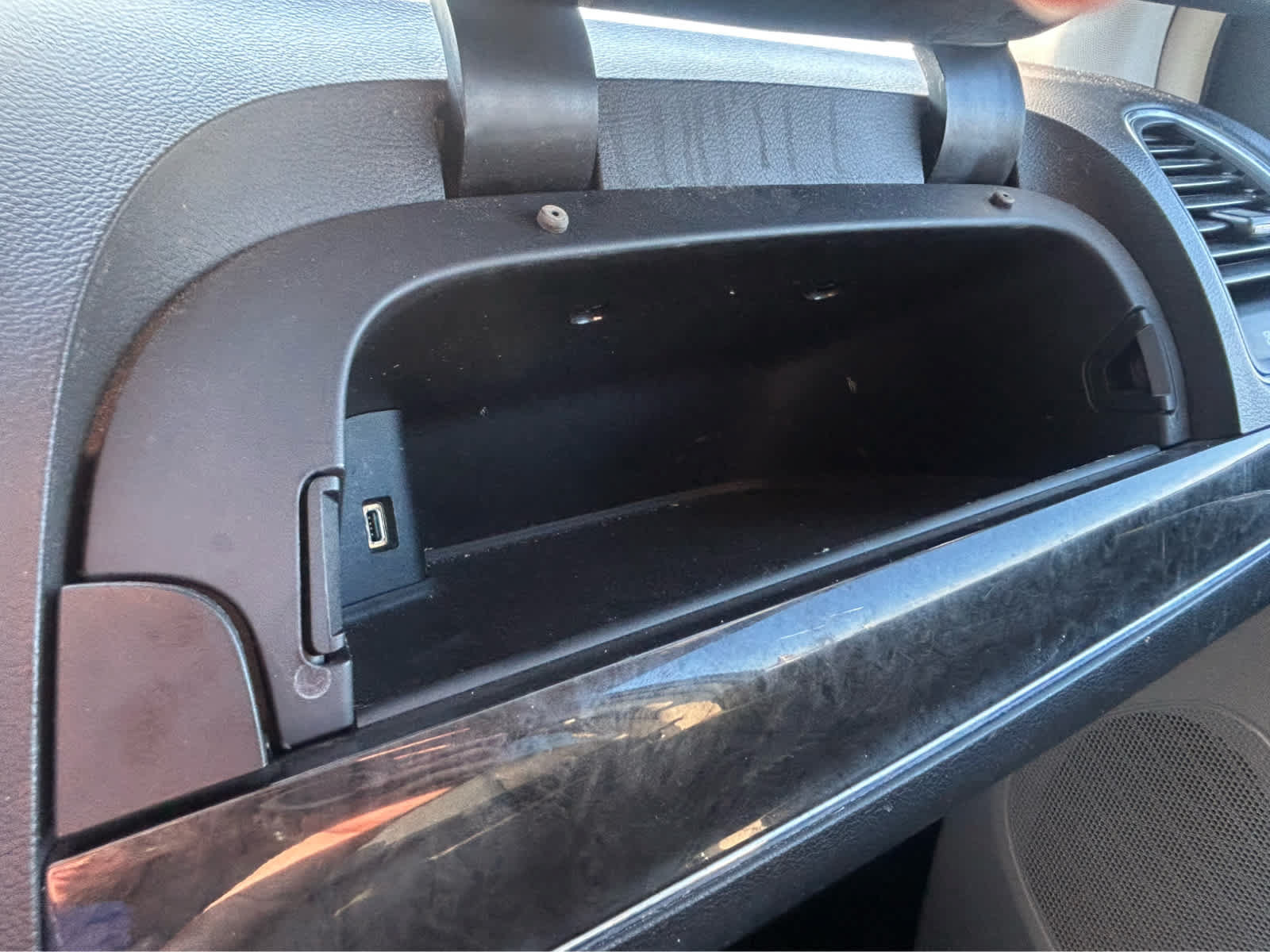 Used 2016 Chrysler Town & Country Touring FWD image 35