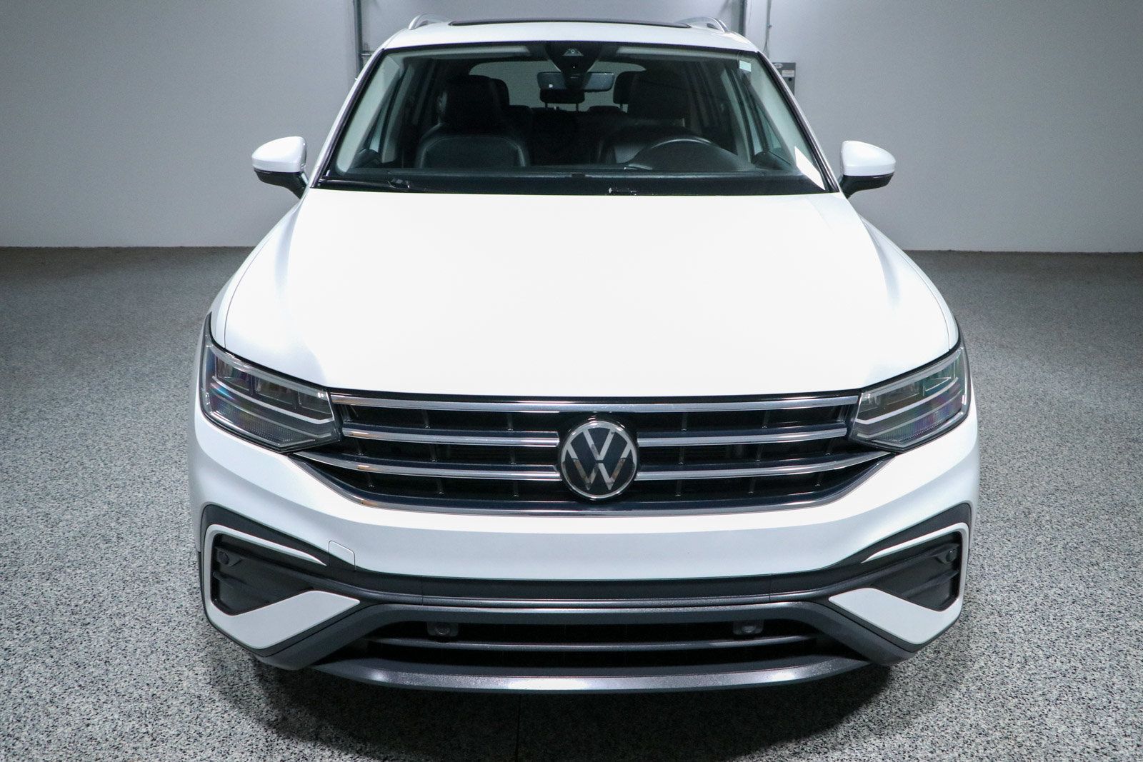 Used 2023 Volkswagen Tiguan SE w/ Panoramic Sunroof Package FWD image 4
