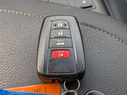 Used 2022 Toyota Camry XLE FWD image 31
