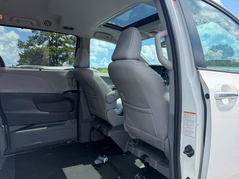Used 2020 Toyota Sienna XLE w/ XLE Navigation Package FWD image 16
