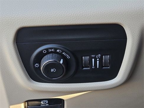 Used 2023 Jeep Grand Cherokee Limited w/ Luxury Tech Group II image 25