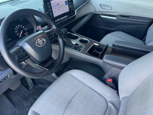 Used 2024 Toyota Sienna LE AWD/4WD image 10
