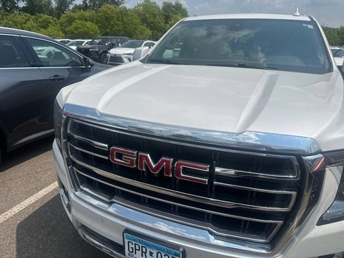 Used 2022 GMC Yukon SLT w/ SLT Premium Package AWD/4WD image 3