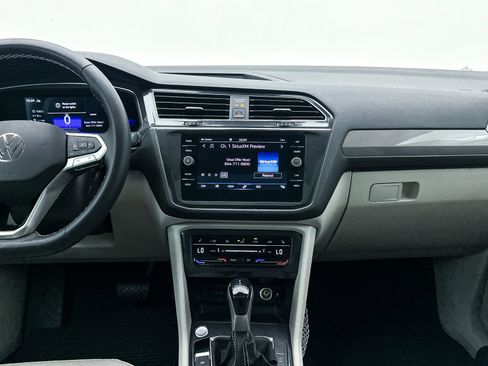 Used 2022 Volkswagen Tiguan SE w/ Panoramic Sunroof Package AWD/4WD image 5