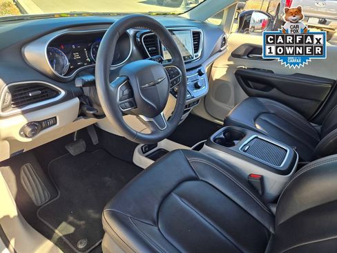 Used 2024 Chrysler Pacifica Touring-L FWD image 10