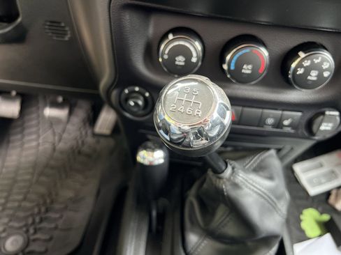 Used 2016 Jeep Wrangler Unlimited Rubicon AWD/4WD image 17