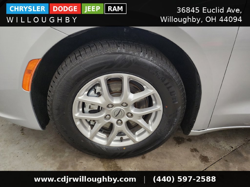Used 2024 Chrysler Pacifica Touring-L FWD image 40