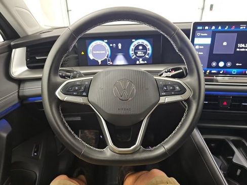 Used 2025 Volkswagen Tiguan SE AWD/4WD image 18