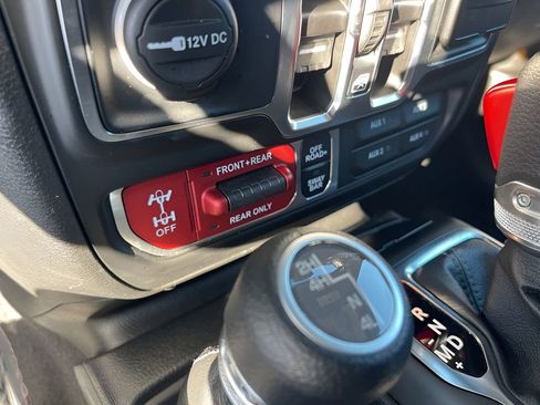 Used 2025 Jeep Wrangler Unlimited Rubicon AWD/4WD image 21