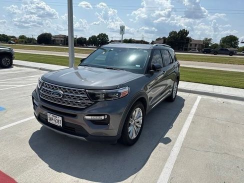 Used 2022 Ford Explorer Limited w/ Equipment Group 301A RWD image 2