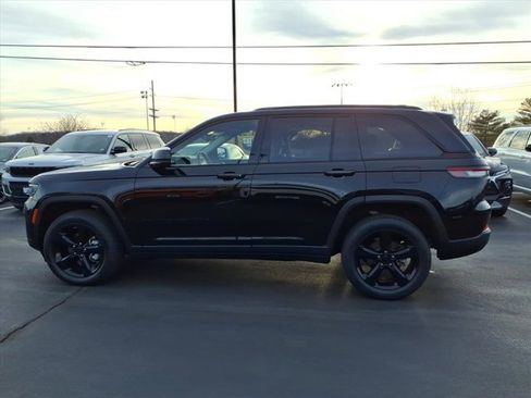 Used 2023 Jeep Grand Cherokee Limited w/ Black Appearance Package image 4