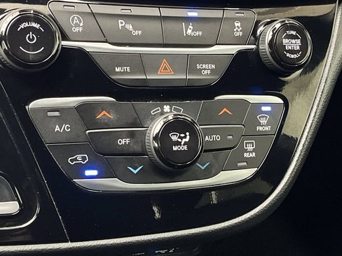 Used 2025 Chrysler Pacifica Select FWD image 22