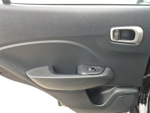 Used 2025 Hyundai Venue SE FWD image 12