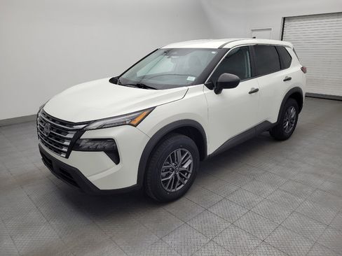 Used 2024 Nissan Rogue S AWD/4WD image 2