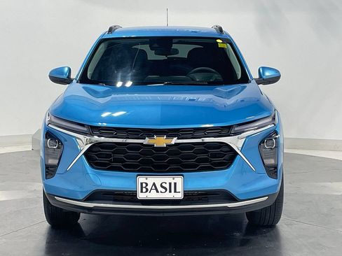 Used 2025 Chevrolet Trax LT FWD image 9