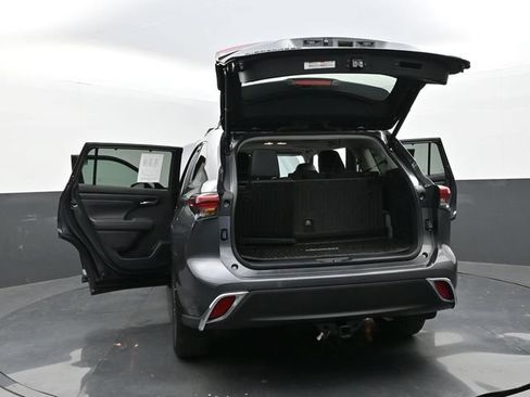 Used 2023 Toyota Highlander XLE AWD/4WD image 39