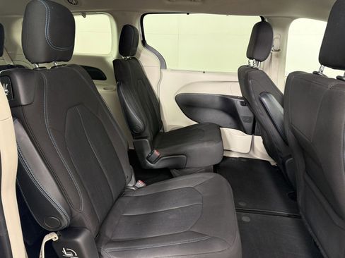 Used 2021 Chrysler Pacifica Touring image 13