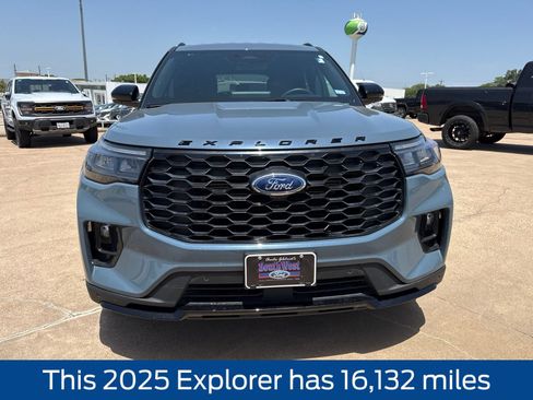 Used 2025 Ford Explorer ST-Line w/ Premium Package RWD image 2