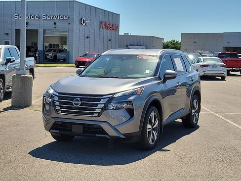 Used 2025 Nissan Rogue SL AWD/4WD image 2