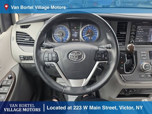 Used 2018 Toyota Sienna XLE w/ XLE Navigation Package image 13