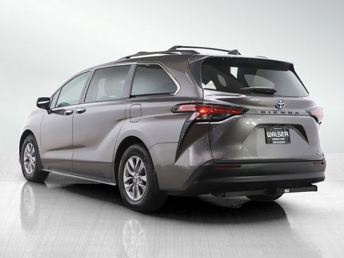 Used 2022 Toyota Sienna XLE FWD image 3