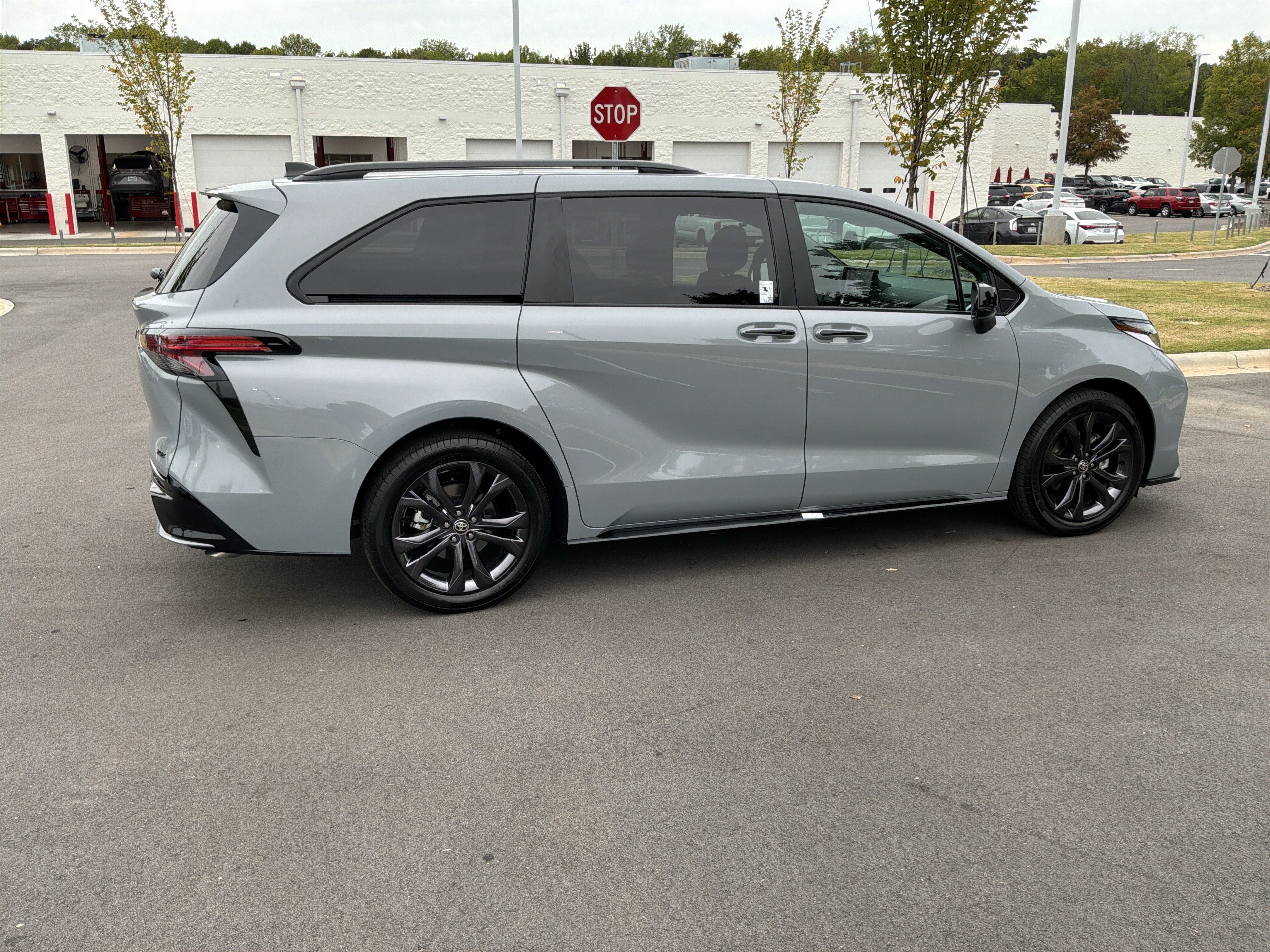 Used 2026 Toyota Sienna XSE FWD image 11