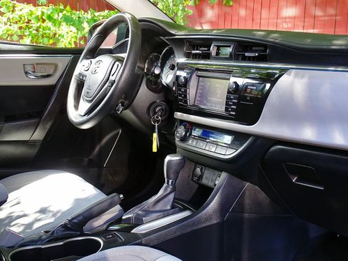 Used 2016 Toyota Corolla LE FWD image 31