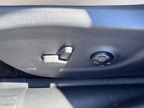 Used 2018 Jeep Cherokee Limited FWD image 17